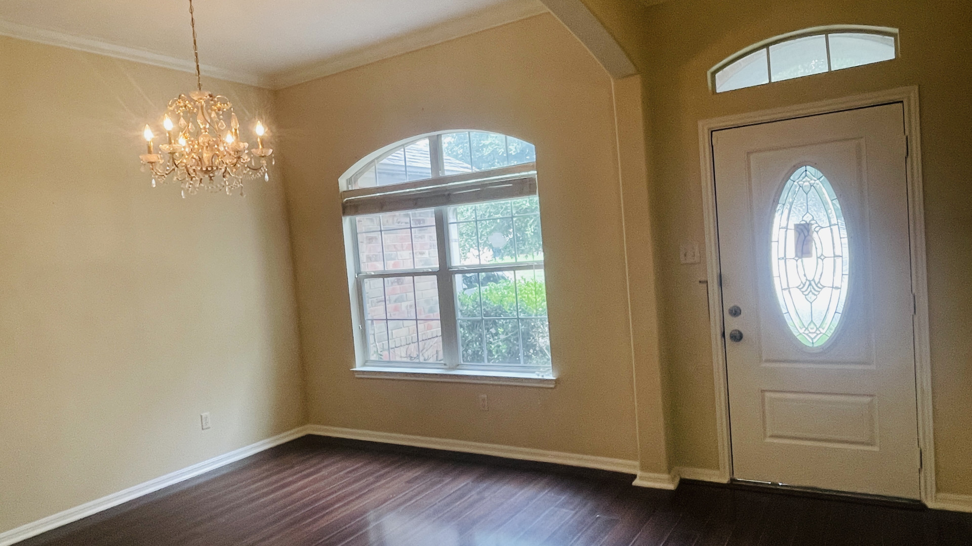 6805 Cromarty Lane Austin, TX 78754 - Photo 4 of 18 a view of a livingroom with wooden floor and windows
