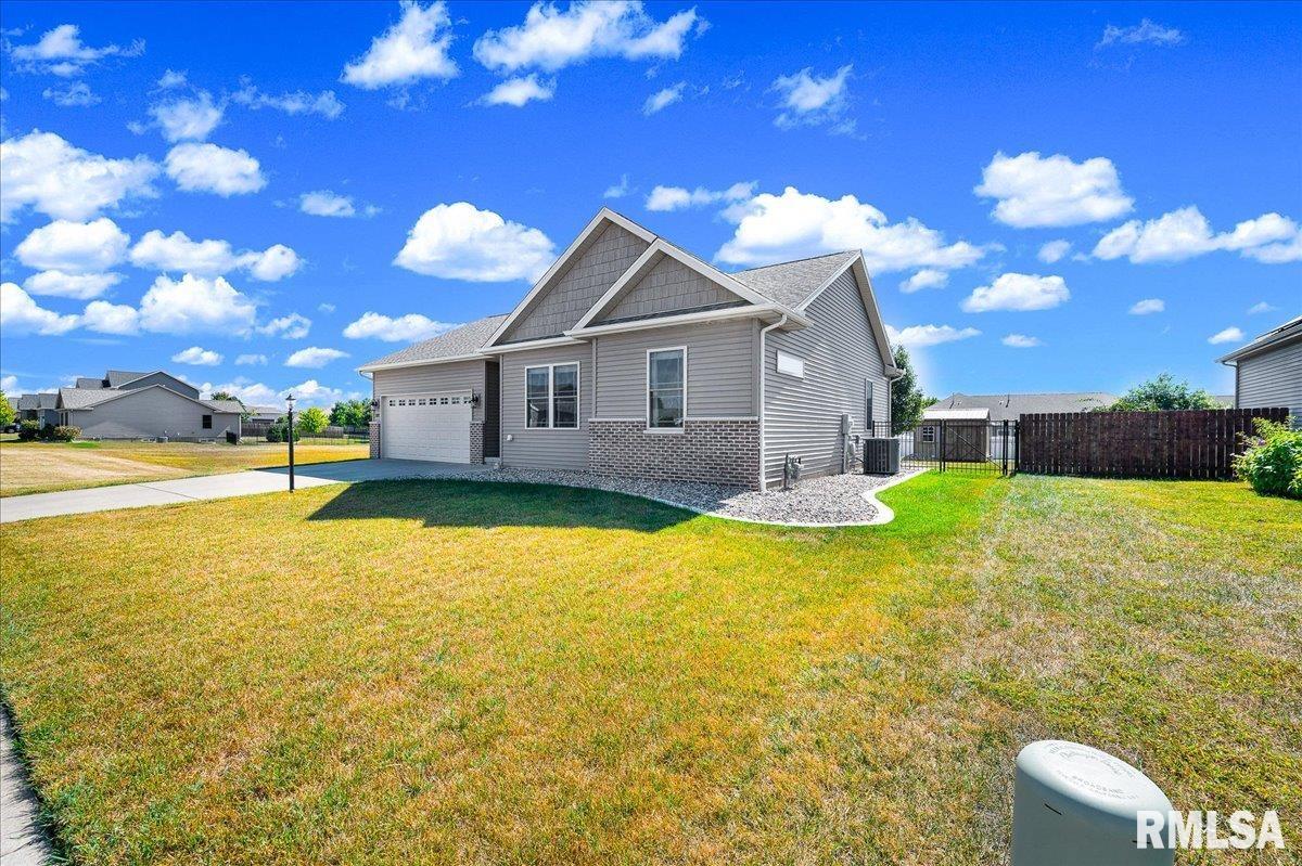 1512 MacKenzie Street Washington, IL 61571 - Photo 2 of 44