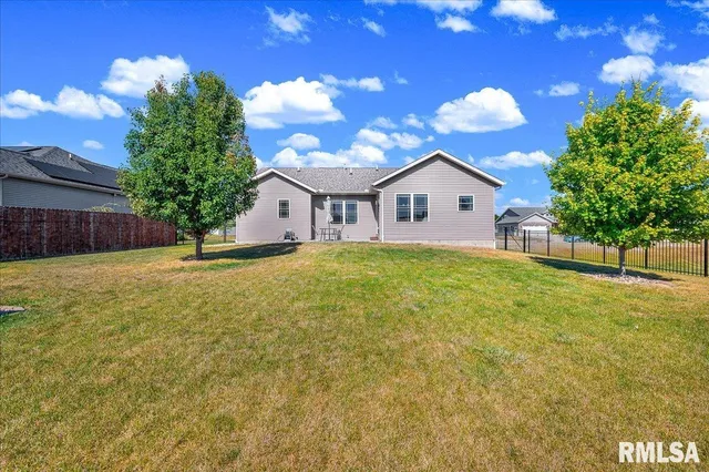 $340,000 | 1512 MacKenzie Street, Washington, IL 61571