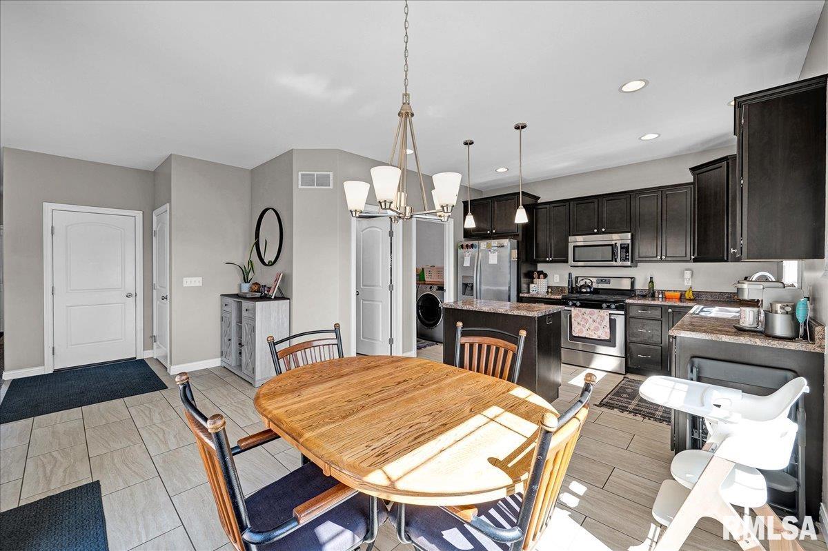 1512 MacKenzie Street Washington, IL 61571 - Photo 7 of 44