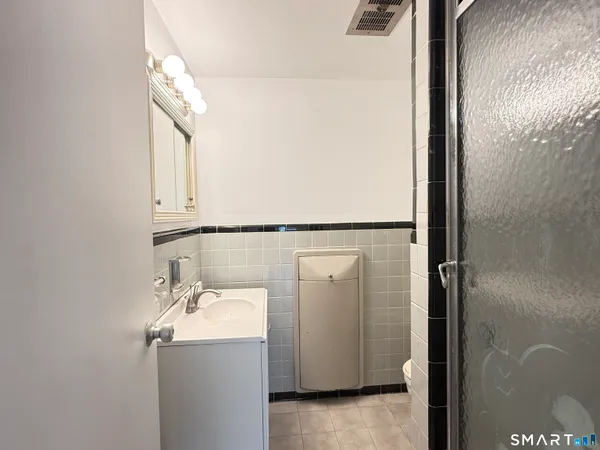 $3,000 | 25 Cartright Street, Unit 2D, Bridgeport, CT 06604