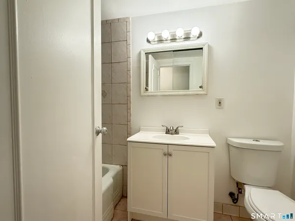 $3,000 | 25 Cartright Street, Unit 2D, Bridgeport, CT 06604