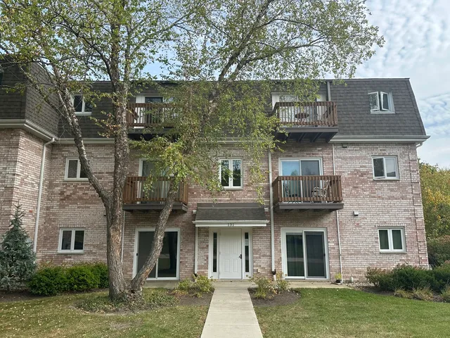 $2,000 | 131 East Winchester Road, Unit A, Libertyville, IL 60048