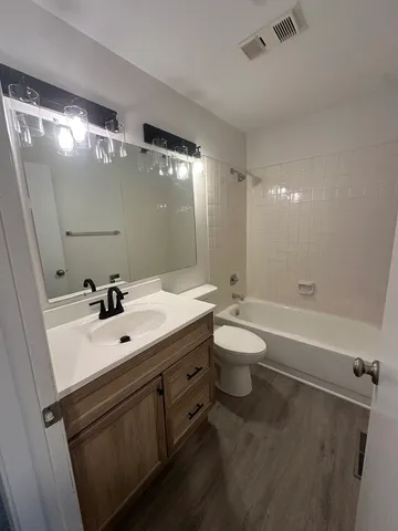 $2,000 | 131 East Winchester Road, Unit A, Libertyville, IL 60048