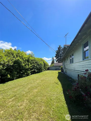 a view of a backyard