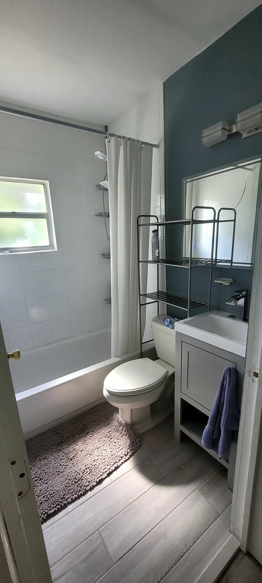 104 Northeast 5th Street Fort Lauderdale, FL 33301 - Photo 26 of 26 a bathroom with a toilet a sink and a bathtub