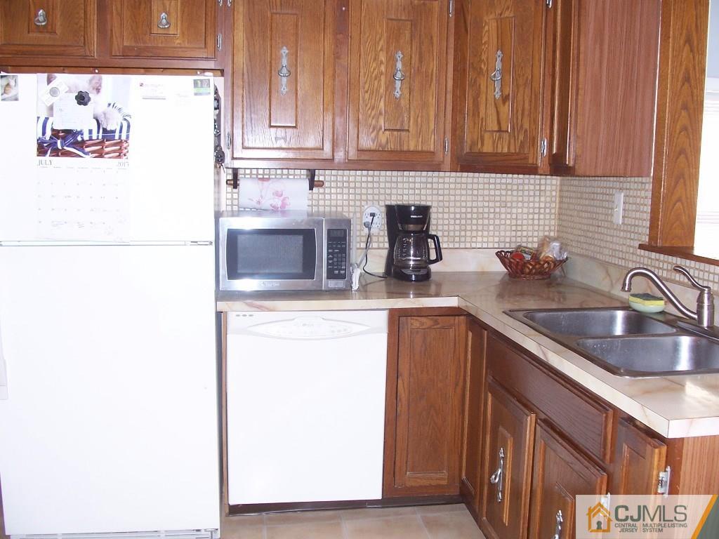 118 Oxford Road Colonia, NJ 07067 - Photo 14 of 25 Gallery Image 14