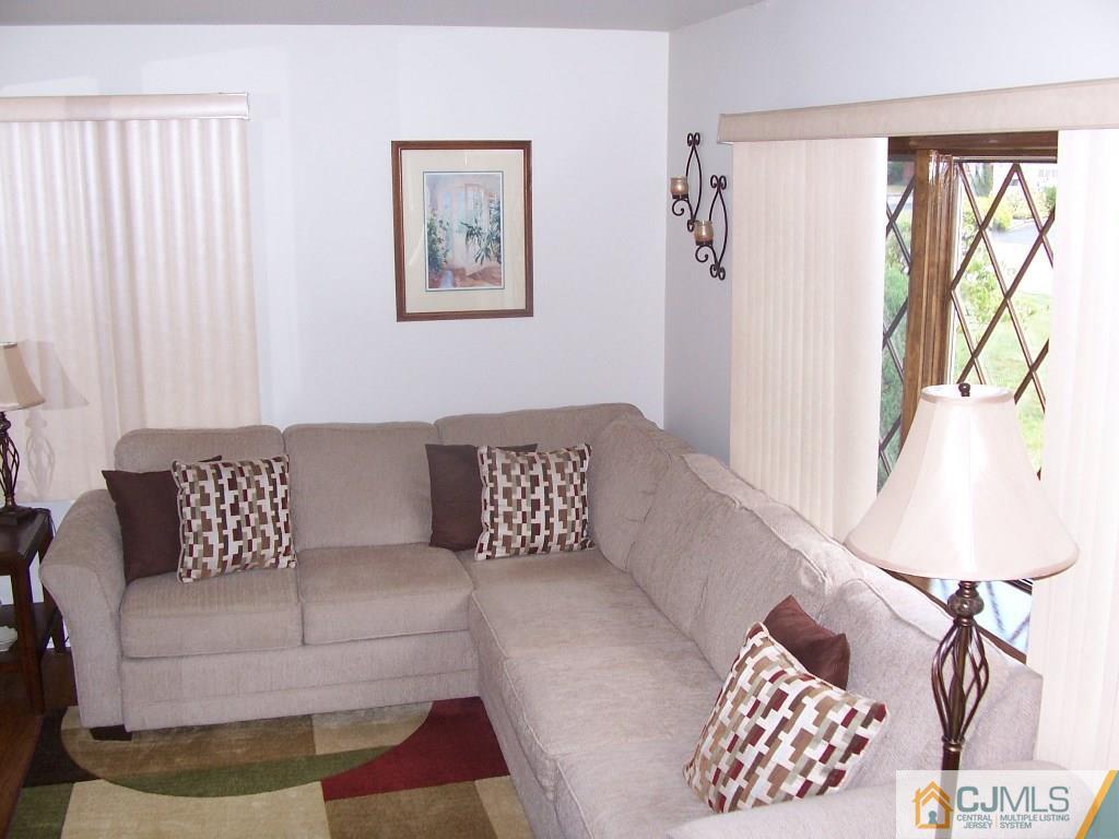 118 Oxford Road Colonia, NJ 07067 - Photo 6 of 25 Gallery Image 6
