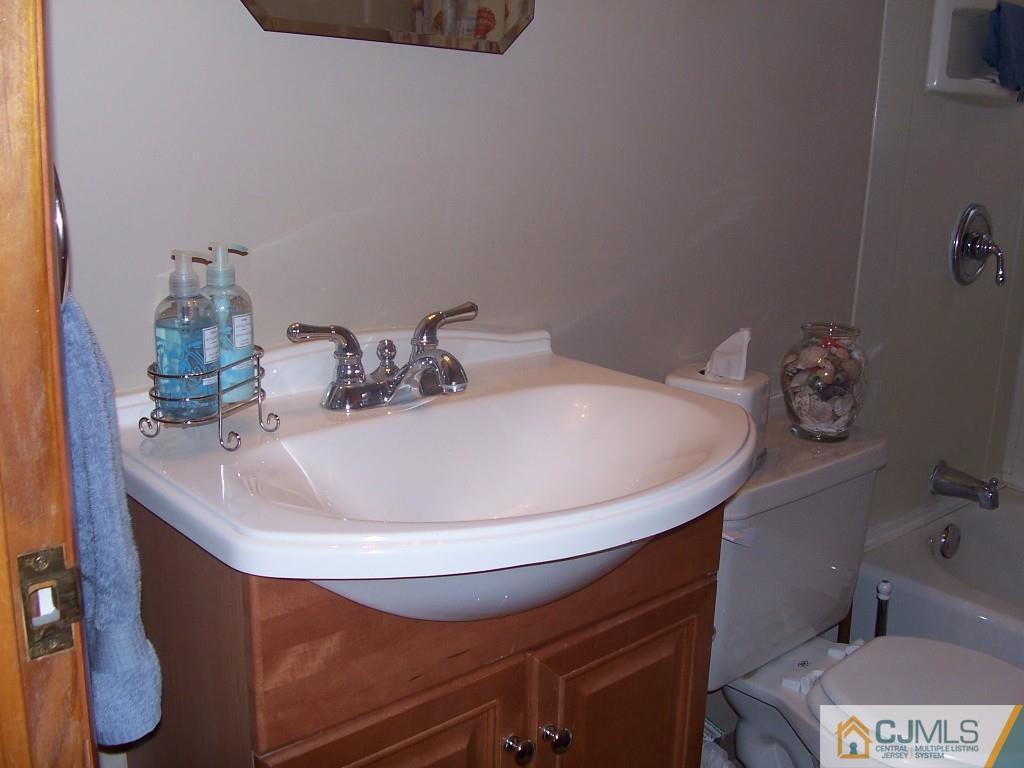 118 Oxford Road Colonia, NJ 07067 - Photo 10 of 25 Gallery Image 10