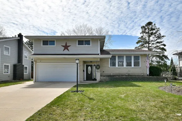 $599,900 | 1303 East Ironwood Drive, Mount Prospect, IL 60056
