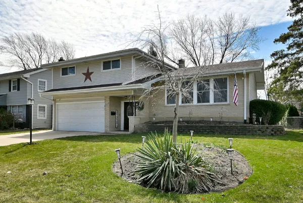 $599,900 | 1303 East Ironwood Drive, Mount Prospect, IL 60056