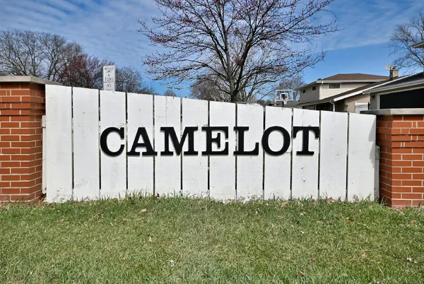 $599,900 | 1303 East Ironwood Drive, Mount Prospect, IL 60056