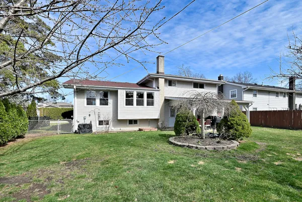 $599,900 | 1303 East Ironwood Drive, Mount Prospect, IL 60056