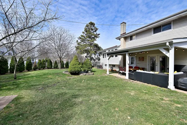 $599,900 | 1303 East Ironwood Drive, Mount Prospect, IL 60056