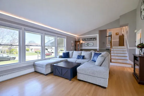 $599,900 | 1303 East Ironwood Drive, Mount Prospect, IL 60056