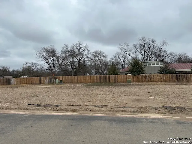 $32,500 | 121 Sutton Place, Uvalde, TX 78801