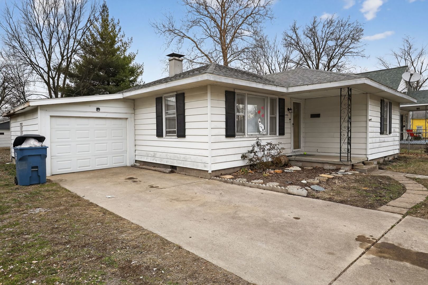 1006 Hester Avenue Centralia, IL 62801 - Photo 2 of 11 a view of a house with a yard