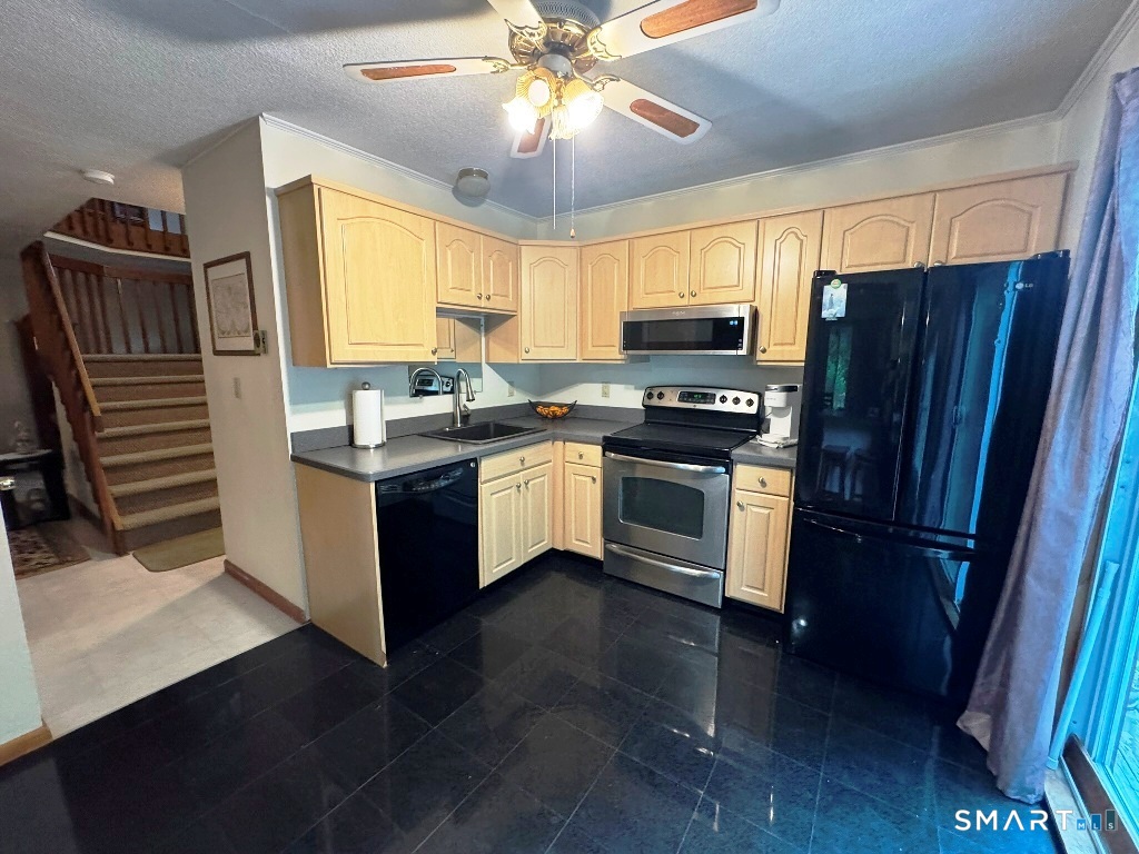 102 Potuccos Ring Road Wolcott, CT 06716 - Photo 10 of 26 Kitchen