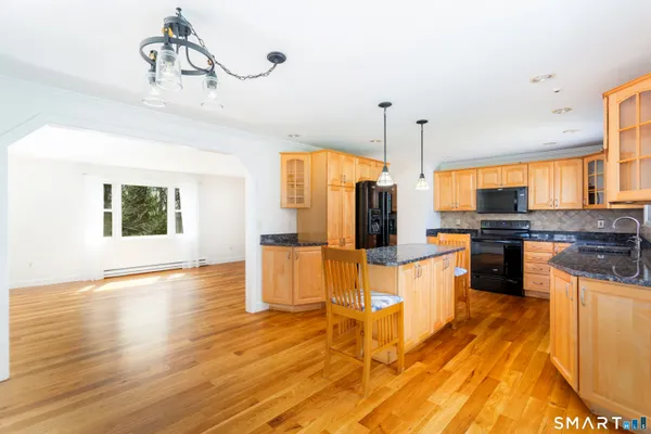 $599,900 | 37 Rocky Hill Road, Trumbull, CT 06611