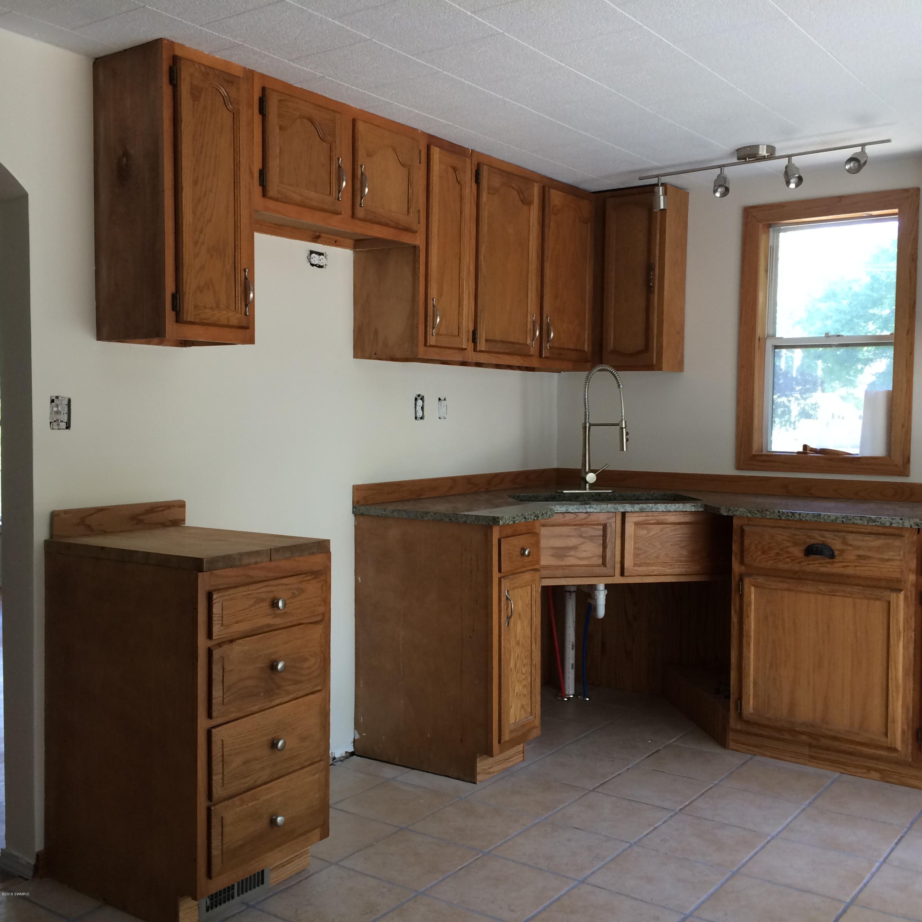 1924 River Bluff Road Niles, MI 49120 - Photo 11 of 30 Kitchen