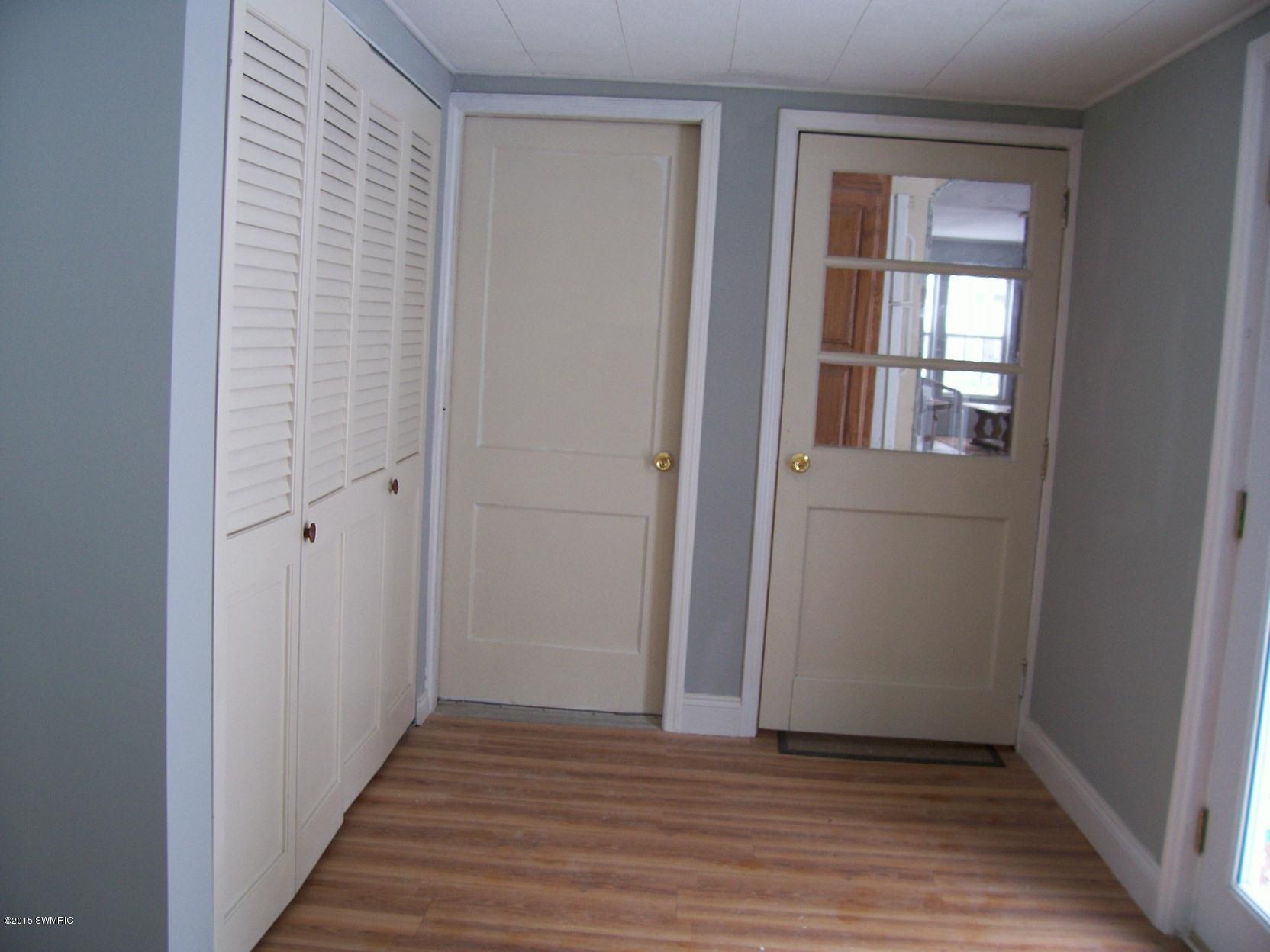 1924 River Bluff Road Niles, MI 49120 - Photo 22 of 30 Mud room/main floor laundry