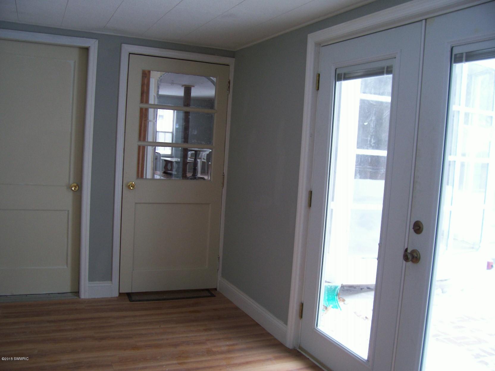 1924 River Bluff Road Niles, MI 49120 - Photo 23 of 30 Mud room/main floor laundry