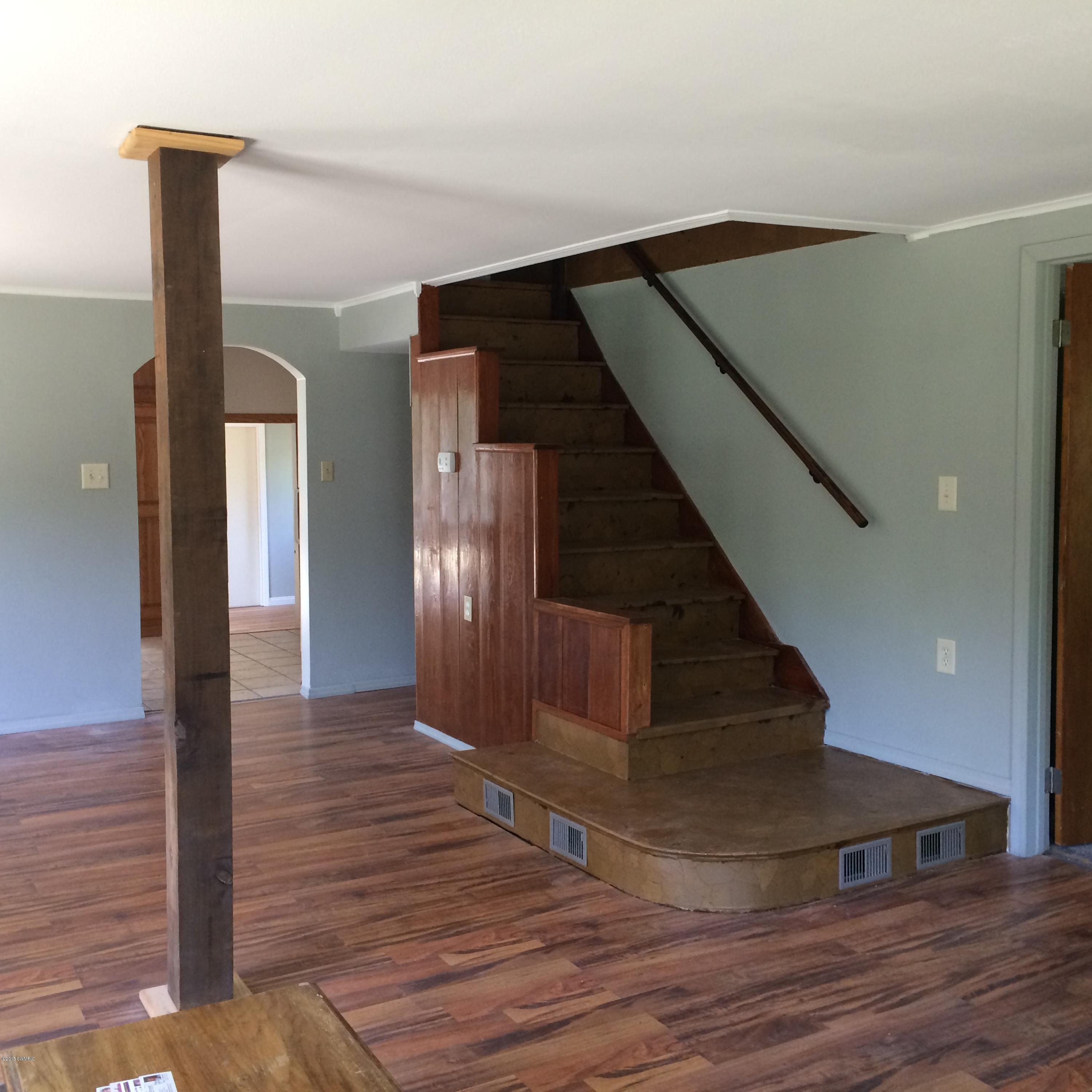1924 River Bluff Road Niles, MI 49120 - Photo 8 of 30 stairway