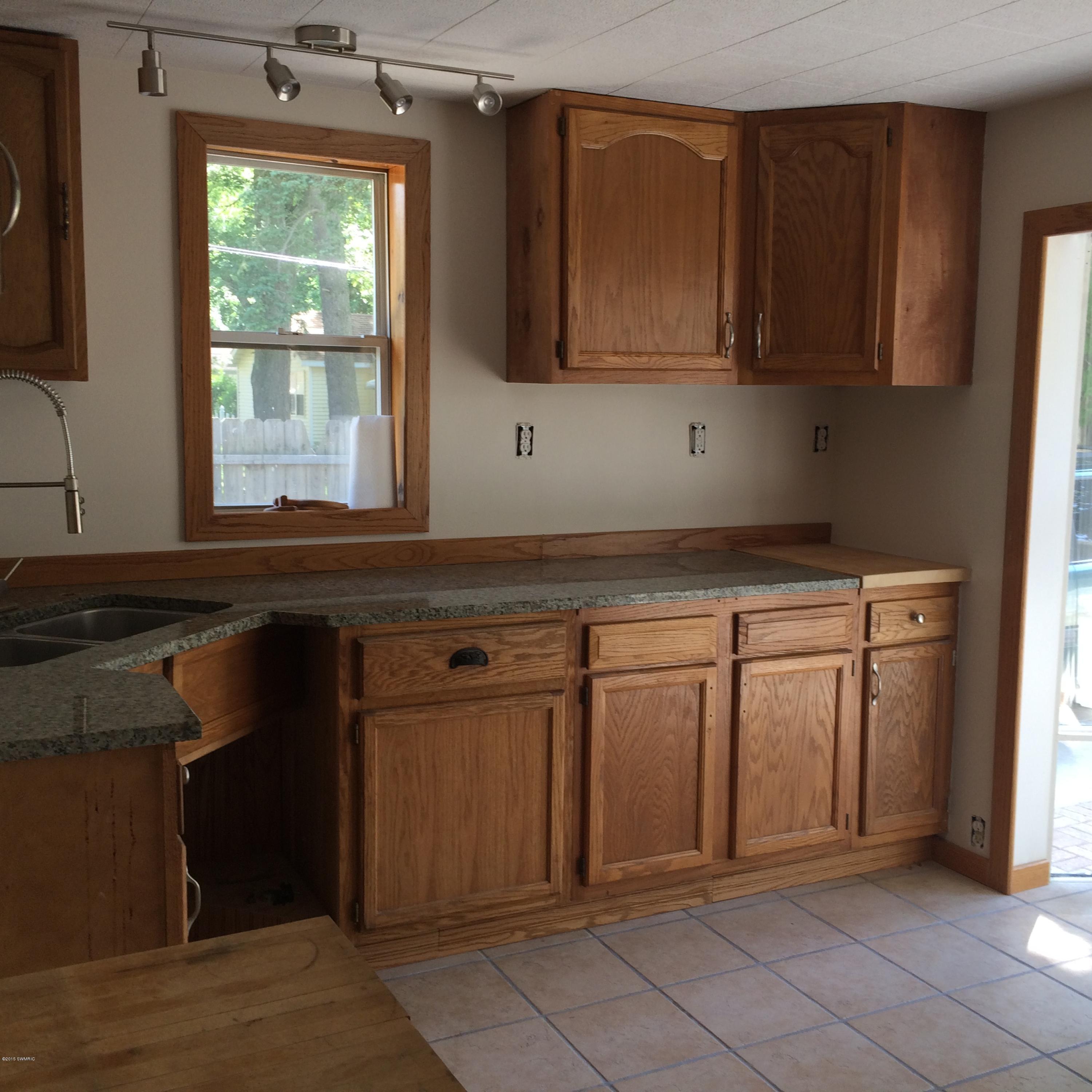 1924 River Bluff Road Niles, MI 49120 - Photo 10 of 30 Kitchen