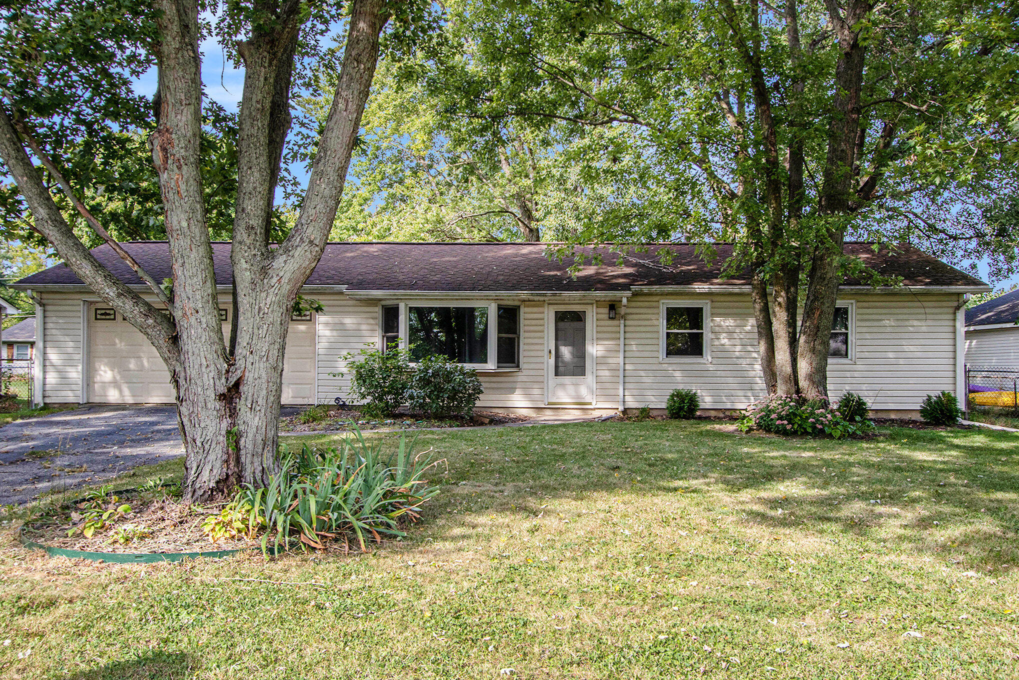 620 McCool Road Valparaiso, IN 46385 - Photo 3 of 17 2038x1359