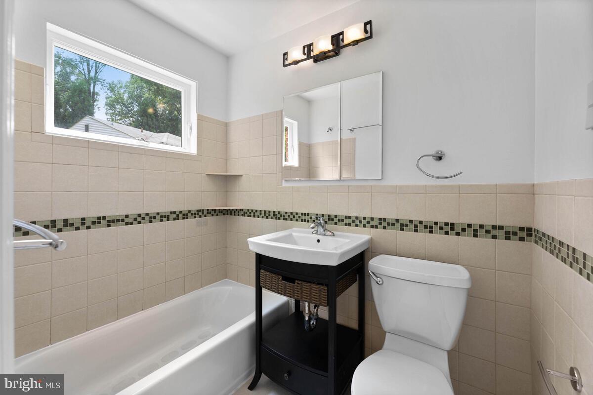 1600 Lansdowne Way Silver Spring, MD 20910 - Photo 8 of 53 Gallery Image 8