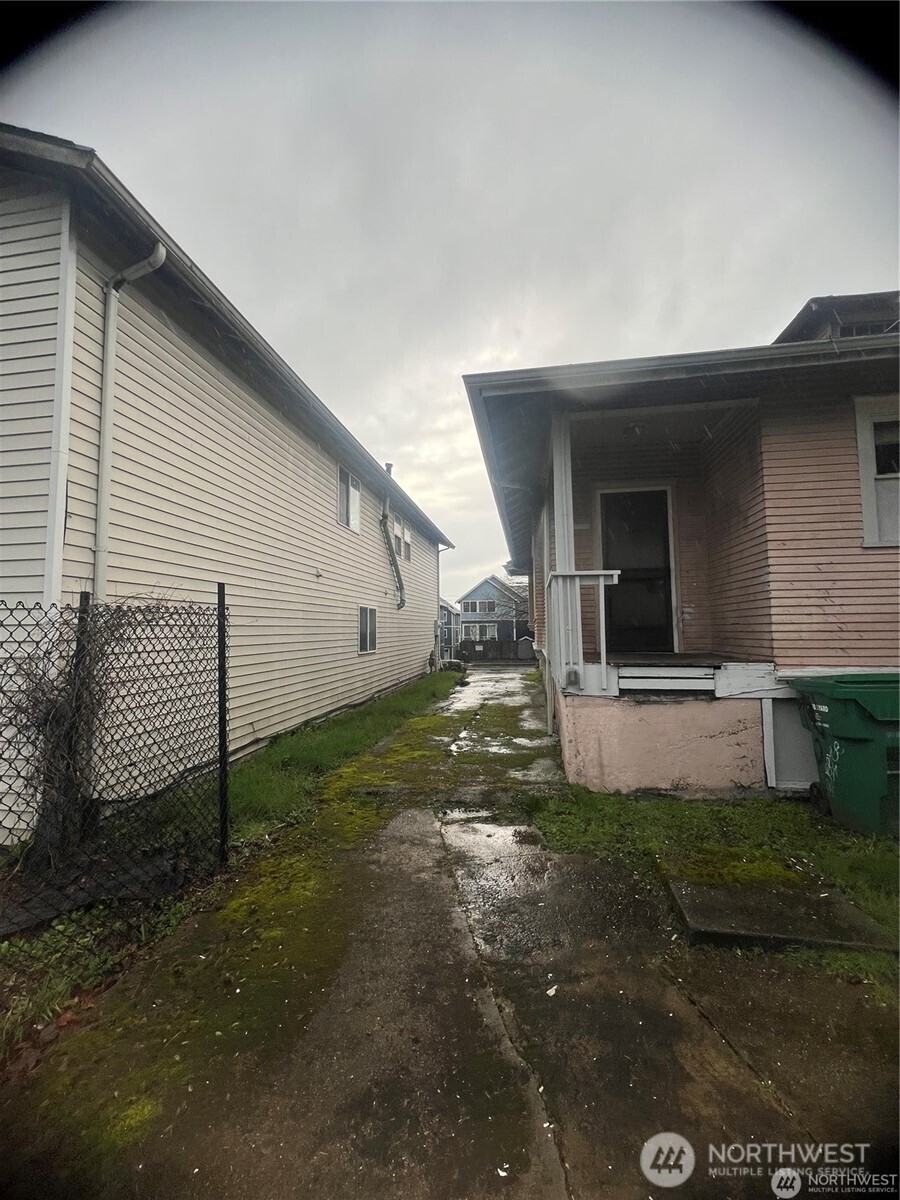 214 23rd Avenue Seattle, WA 98122 - Photo 2 of 14 a view of a house with a yard
