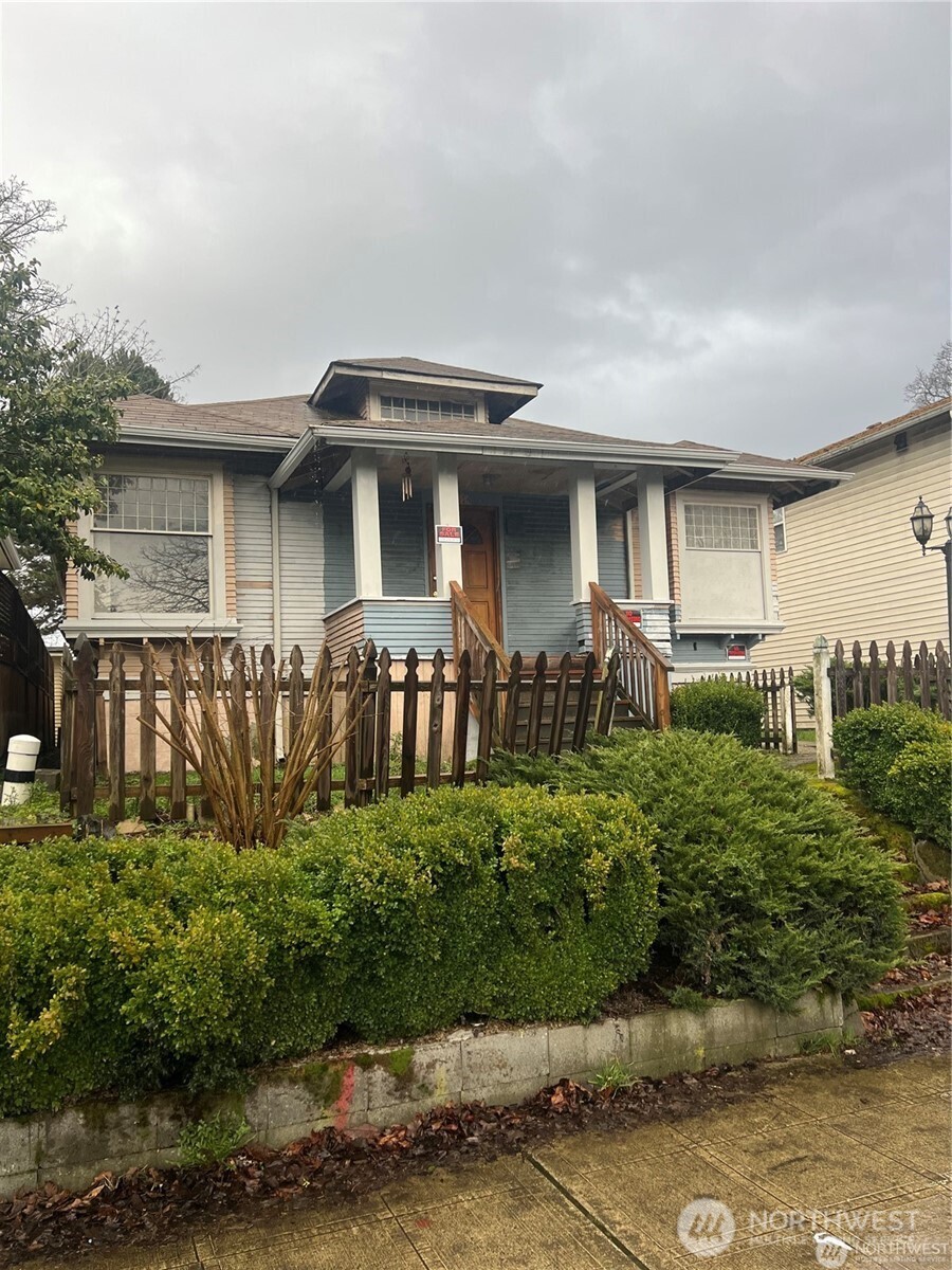 214 23rd Avenue Seattle, WA 98122 - Photo 4 of 14 a front view of a house with a yard