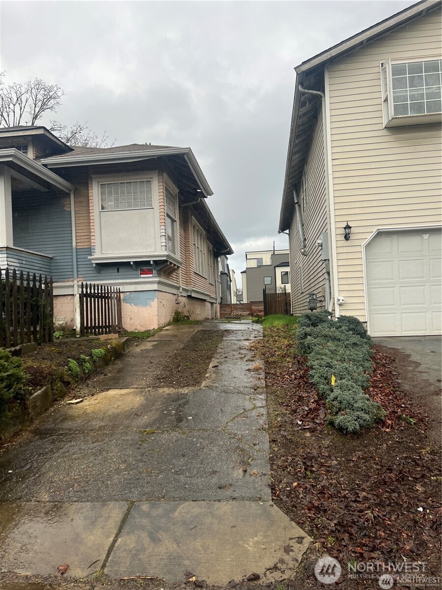 214 23rd Avenue Seattle, WA 98122 - Photo 5 of 14 a house view with a backyard space