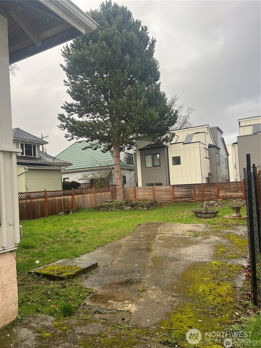 214 23rd Avenue Seattle, WA 98122 - Photo 6 of 14 a view of a house with a yard