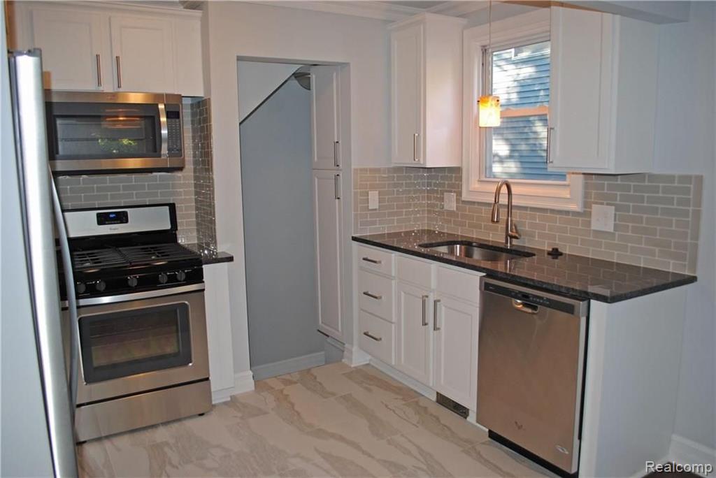 877 Columbia Road Berkley, MI 48072 - Photo 10 of 29