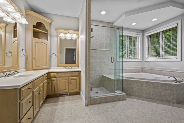 $809,900 | 4354 Hilton Head Drive, Oneida, WI 54155