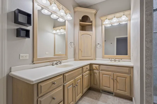 $809,900 | 4354 Hilton Head Drive, Oneida, WI 54155