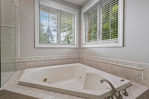 $789,000 | 4354 Hilton Head Drive, Oneida, WI 54155