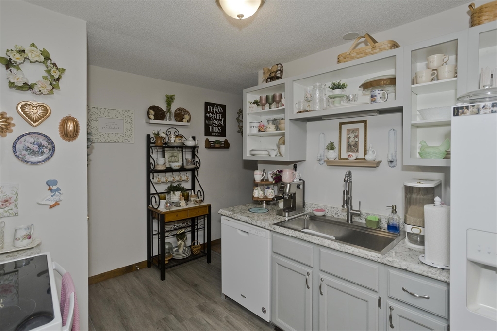 15 Castlegate Drive, Unit A Springfield, MA 01129 - Photo 4 of 18 Gallery Image 4
