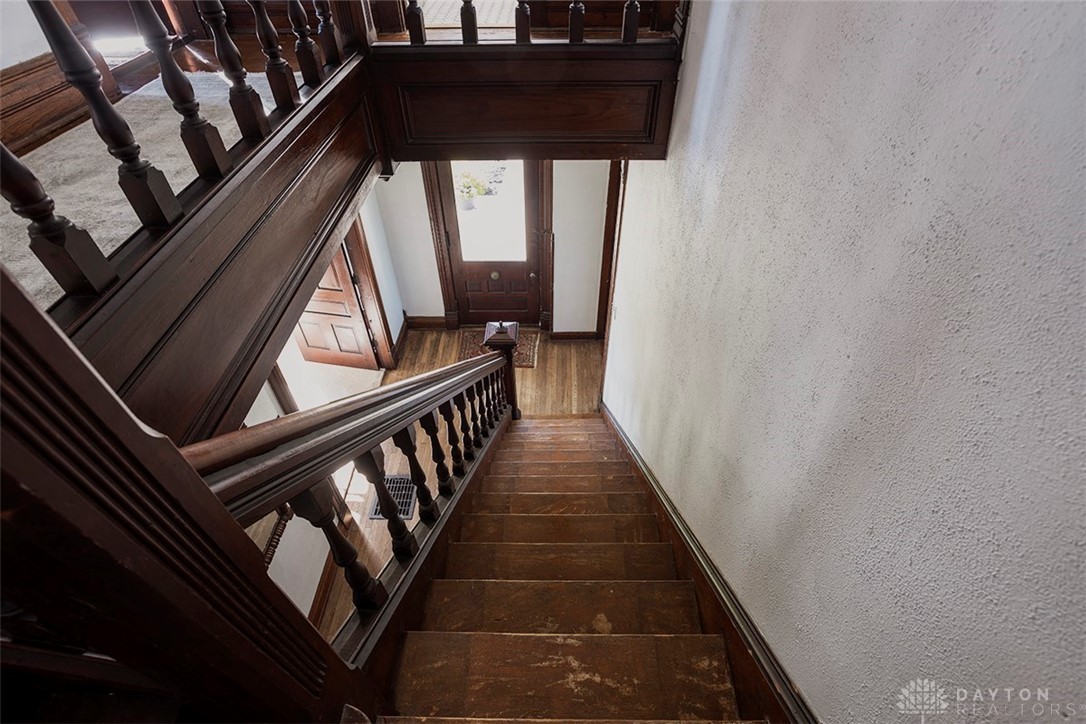 727 Clifton Road Xenia, OH 45385 - Photo 20 of 49 Impressive Staircase