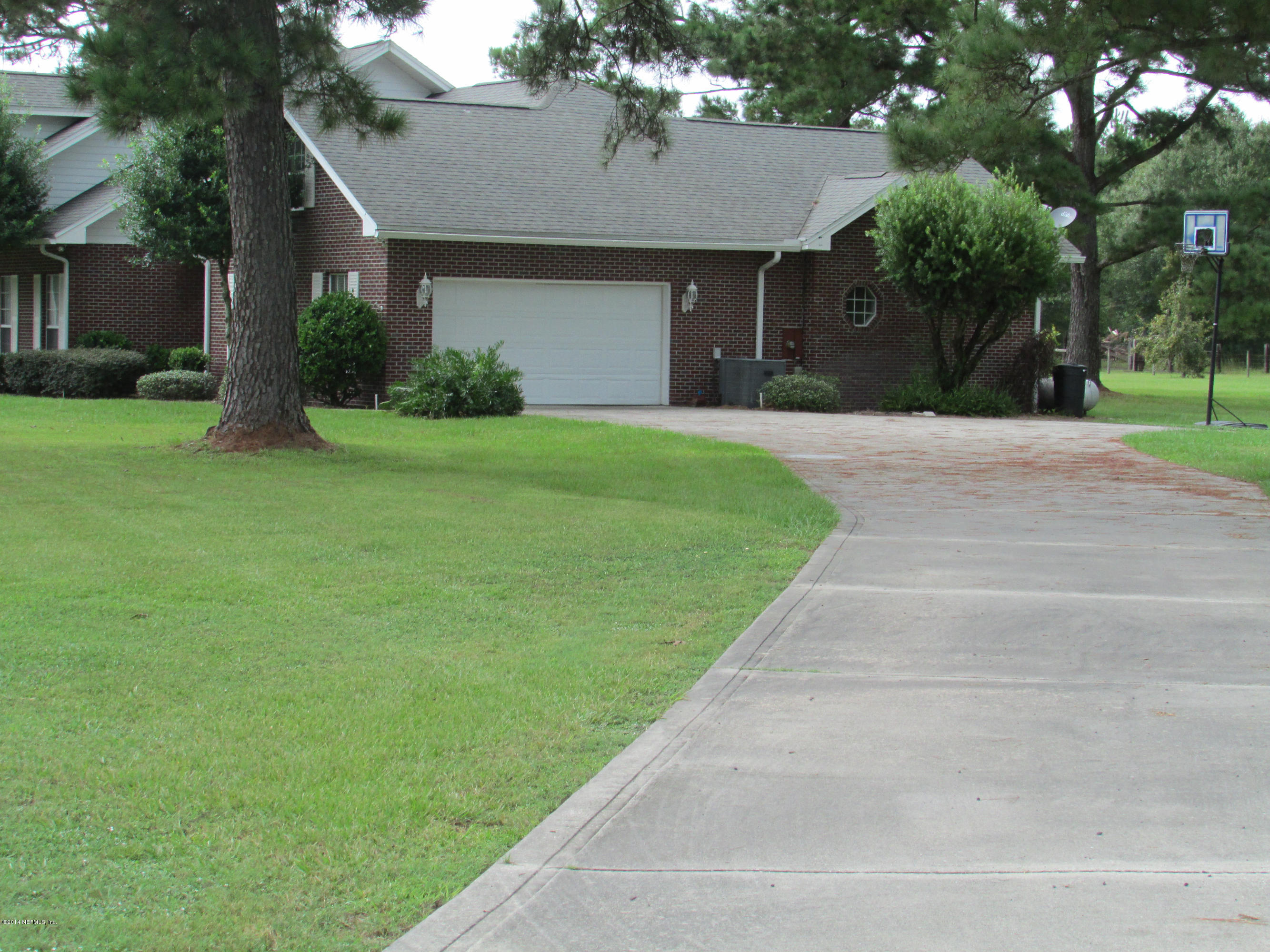 17055 Wells Road Jacksonville, FL 32234 - Photo 2 of 78 Side Entry - Nice Driveway