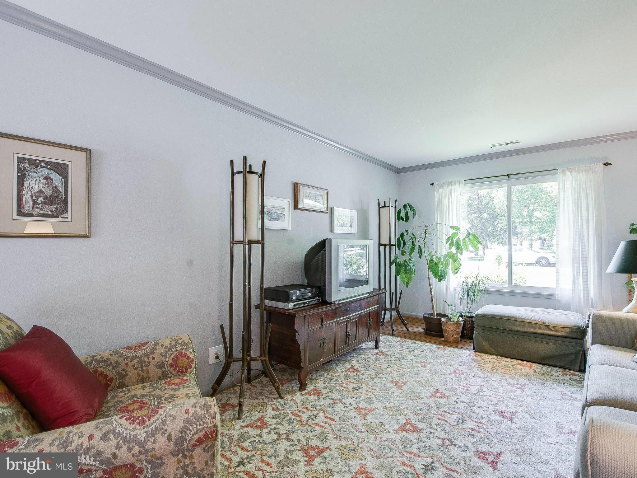 2815 Homecrest Circle Silver Spring, MD 20906 - Photo 5 of 20 Living Room