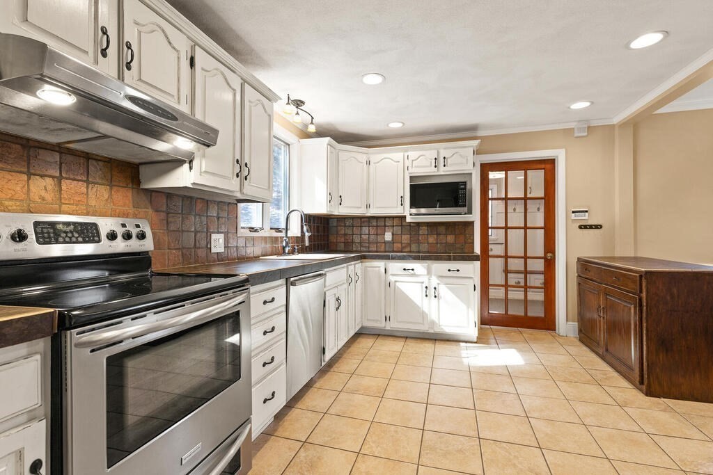 196 Penny Road Melrose, MA 02176 - Photo 22 of 37