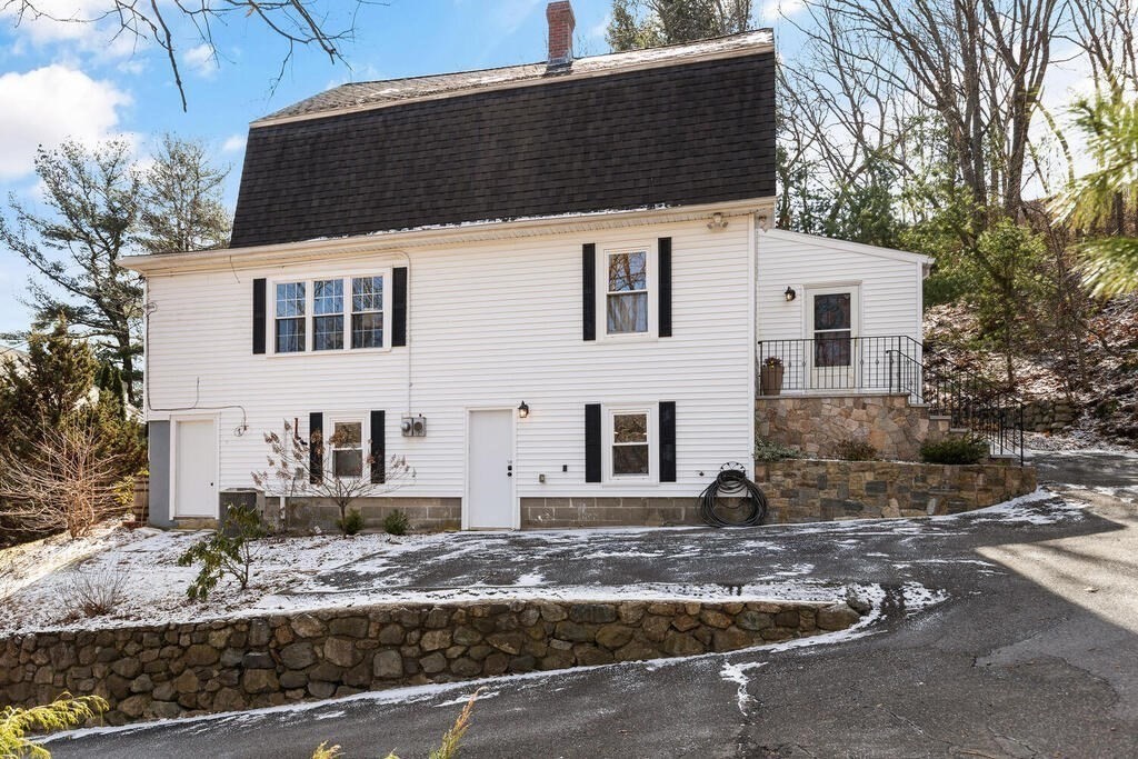 196 Penny Road Melrose, MA 02176 - Photo 8 of 37