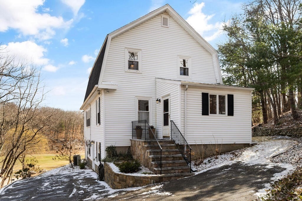 196 Penny Road Melrose, MA 02176 - Photo 9 of 37