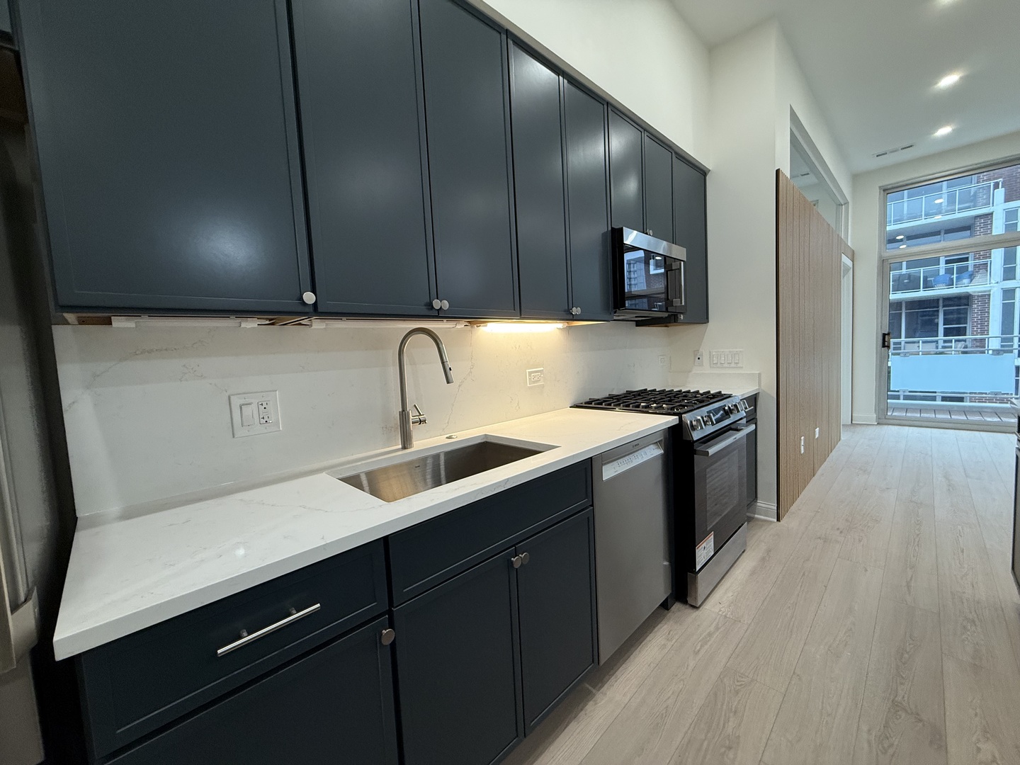 939 West Madison Street, Unit 507 Chicago, IL 60607 - Photo 5 of 22 Gallery Image 5