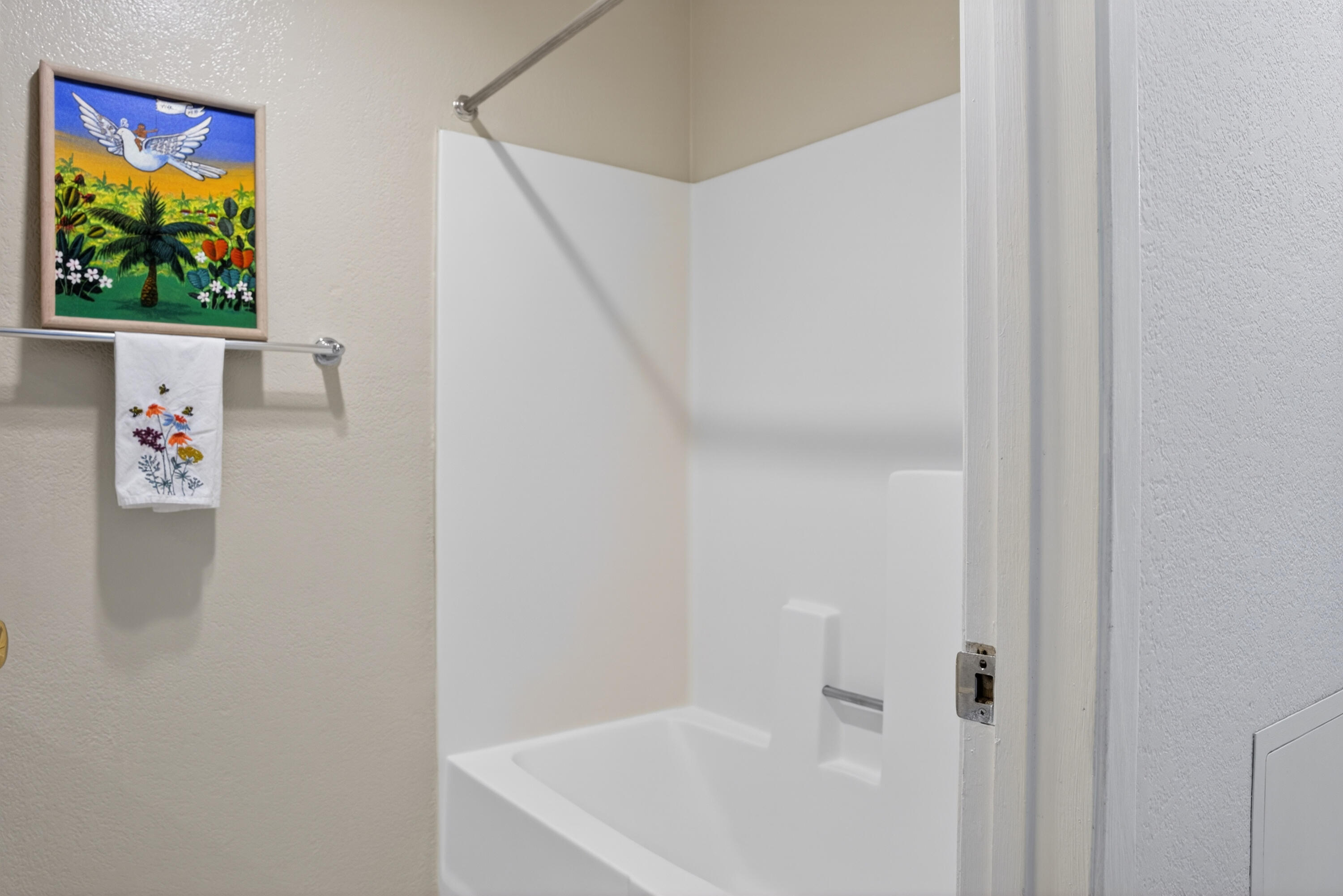 521 West Montecito Street, Unit 1 Santa Barbara, CA 93101 - Photo 23 of 36 a bathroom with a bathtub