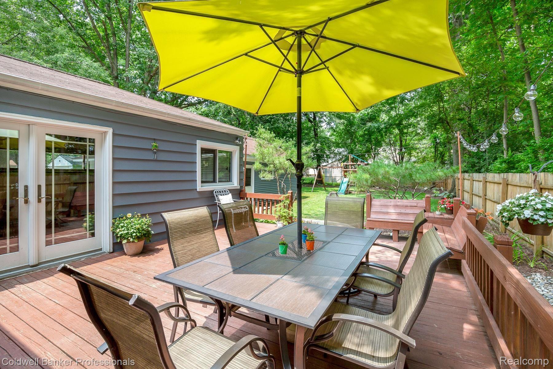 3234 Warick Road Royal Oak, MI 48073 - Photo 33 of 37 Fabulous outdoor space!