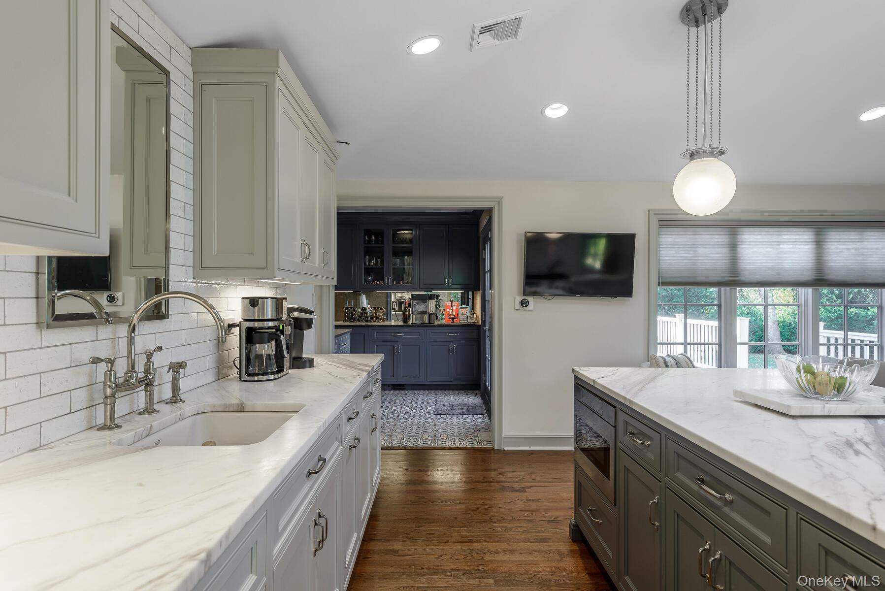 47 Whistler Road Manhasset, NY 11030 - Photo 12 of 31