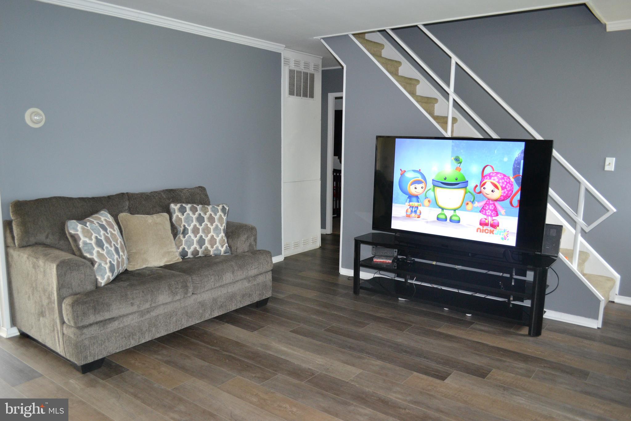20 Towpath Road Levittown, PA 19056 - Photo 5 of 12 Living Rooom